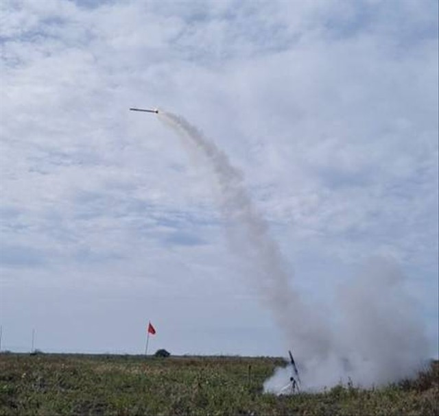 Rudal Kodok buatan Cirnov UAD melesat menuju sasaran setelah ditembakkan dari peluncur (Foto: Istimewa)