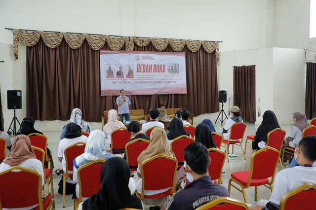 Kegiatan bedah buku Ganjar Pranowo 'Memimpin dengan Akrab' yang digelar Pemuda Mahasiswa Nusantara DIY di Gedung Pertemuan Asrama Mahasiswa Kalimantan Selatan DIY, Depok, Sleman. Foto: Dok. Istimewa