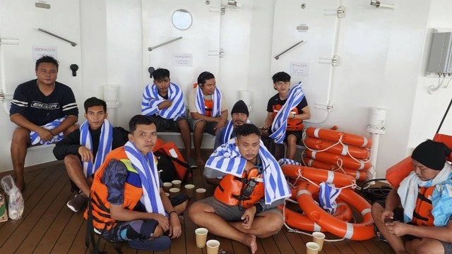 Seluruh ABK kapal tugboat Putra Abadi 77 berhasil selamat. Evakuasi dibantu kru kapal pesiar Coral Geographer yang akan menuju Pelabuhan Kumai. Foto: IST/InfoPBUN