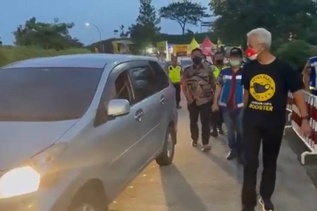 Gubernur Jawa Tengah Ganjar Pranowo dalam melakukan pengecekan lalu lintas di Tol Semarang-Solo jelang perayaan Nataru. Foto: Dok. Istimewa