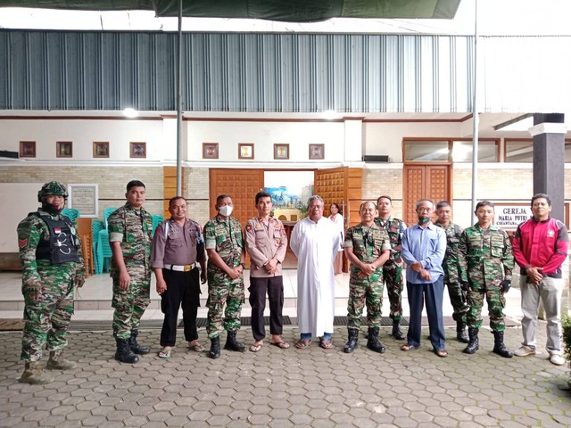 Petugas gabungan memperketat penjagaan gereja menjelang malam Misa Natal di Kabupaten Kuningan, Jawa Barat. (Andri)