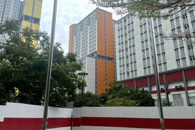 Tower 6 (oranye) RSDC Wisma Atlet Kemayoran, Sabtu (24/12/2022). Foto: Haya Syahira/kumparan
