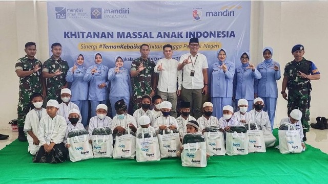 Sebanyak 25 anak ynag berasal dari Pangkalan Bun dan Nanga Bulik mengikuti khitanan massal yang diselenggarakan Bank Mandiri di Markas TNI AU Lanud Iskandar pada Sabtu (24)12). Foto: Lukman Hakim/InfoPBUN