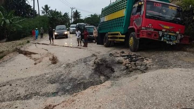 Ruas Jalan Trans Sulawesi di Kelurahan Rangas, Kabupaten Majene, ambles usai hujan deras mengguyur wilayah ini. Foto: Istimewa