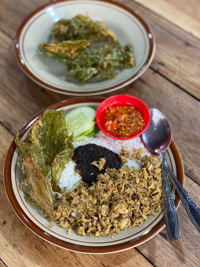 Menu nasi tongkol di Kedai Nasi Jalang Pontianak. Foto: Siti Annisa Aini/Hi!Pontianak