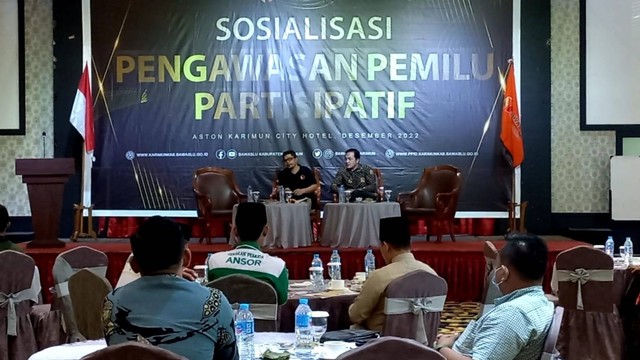 Sosialisasi pengawasan partisipatif pemilu 2024 di hotel Aston Karimun. Foto: Khairul S/kepripedia.com