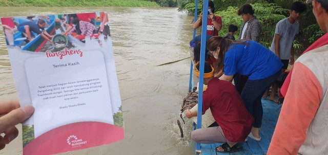 Jalankan Tradisi Fang Seng, Young Budhhist Association Lepas Ribuan Ikan