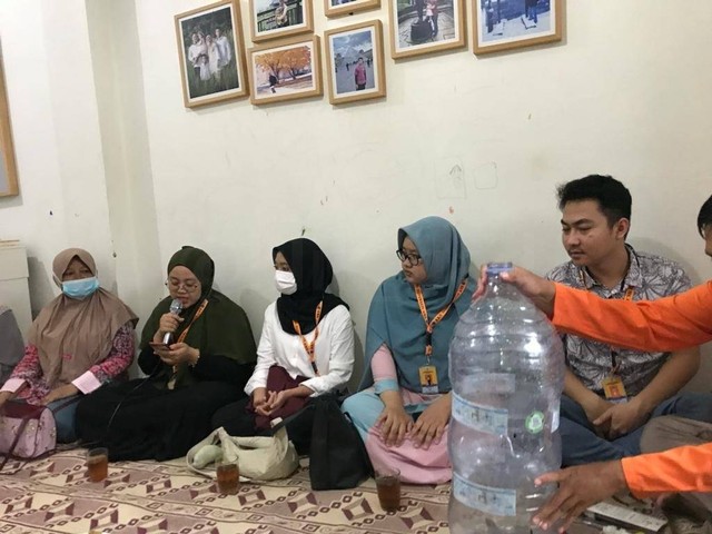 Pembuatan ember tumpuk oleh mahasiswa KKN Universitas Ahmad Dahlan (UAD) (Foto: Istimewa)