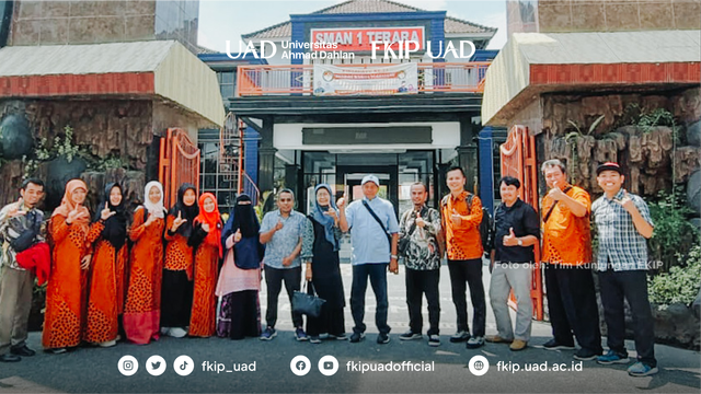 Tim FKIP UAD berfoto bersama di depan pintu gerbang SMA N 1 Terara seusai memberikan Achivement Motivation Training