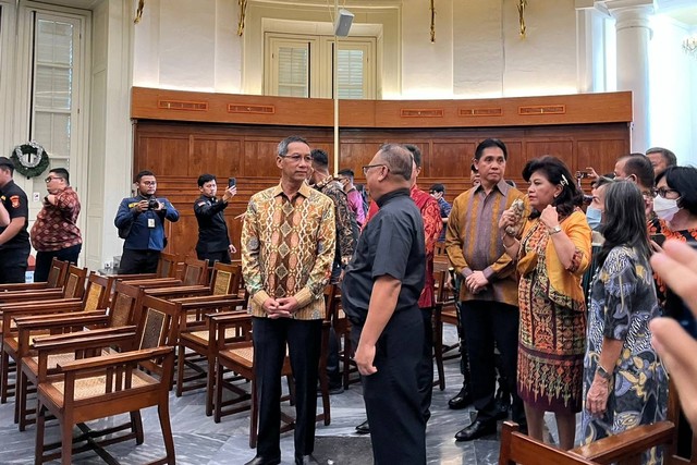 Pj Gubernur DKI Jakarta Heru Budi Hartono mengecek kesiapan misa di Gereja GPIB Imannuel, Jakarta Pusat, Sabtu (24/12/2022). Foto: Haya Syahira/kumparan