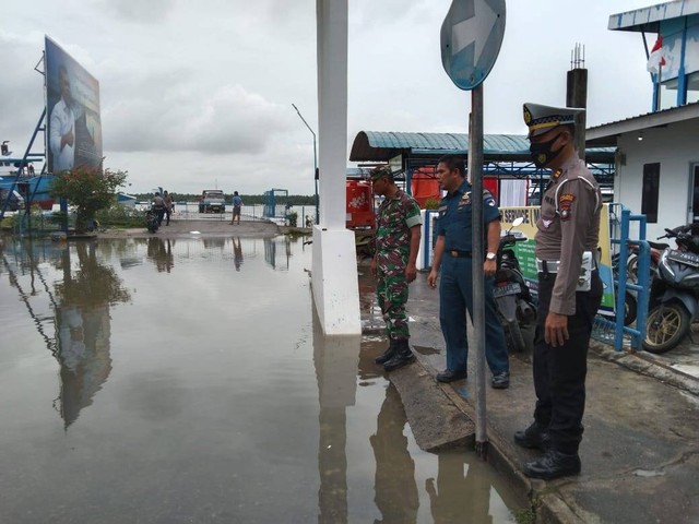 Banjir rob merendam kawasan pintu masuk pelabuhan Tanjungbatu Kota, Kabupaten Karimun. Foto: Istimewa