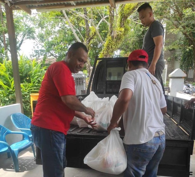 Ikaljatim Kota Sorong berbagi bantuan tangan kasih kepada tempat ibadah