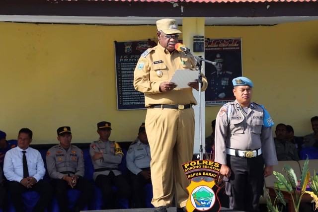 Wakil Bupati Soorng Selatan, Alfons Sesa memimpin apel gelar pasukan