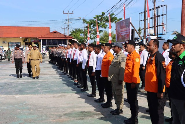 Wakil Bupati Sorong Selatan meninjau personel