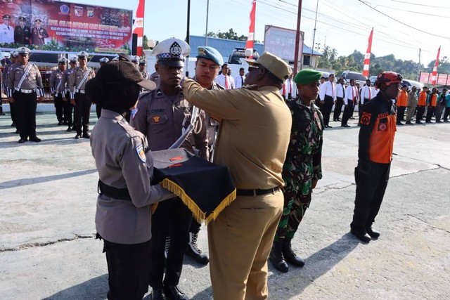 Wakil Bupati Sorong Selatan menyematkan tanda dimulainya operasi lilin mansinam