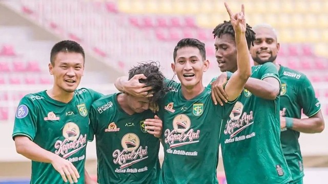 Selebrasi pemain Persebaya saat melawan Dewa United. Foto: Instagram/@officialpersebaya