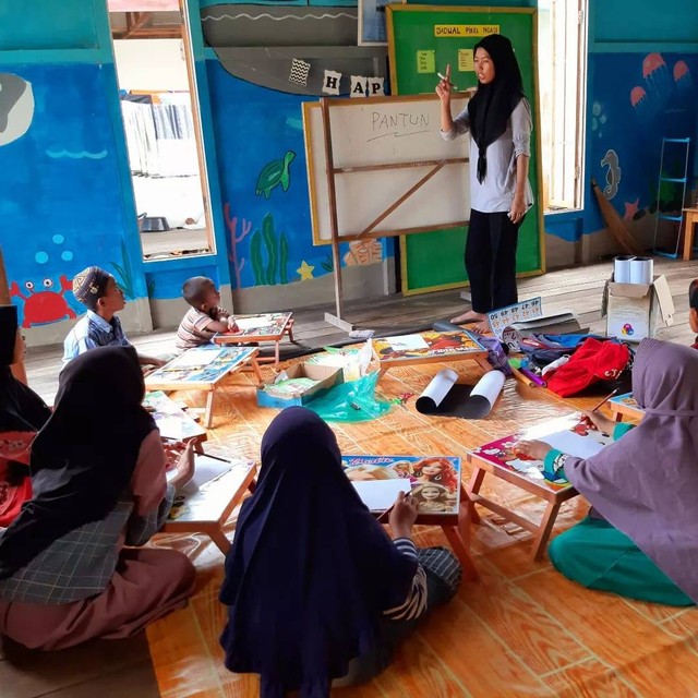 Badariah, Founder Kampung Baca Tansal mengajar anak-anak. Foto: Dok. Pribadi