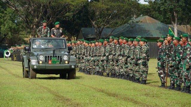 Pangdam Iskandar Muda Mayjen TNI Mohamad Hasan memimpin upacara serah terima jabatan (Sertijab) dan acara tradisi pejabat Kodam IM, Jumat (23/12) sore. Foto: Pendam IM