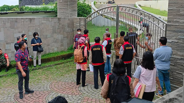 Petugas saat melalukan penggeledahan di rumah mewah milik tersangka kasus korupsi Agus Hartono di Semarang. Foto: Kejati Jateng