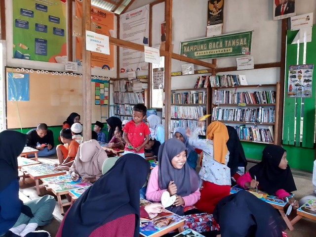 Anak-anak antusias belajar di Kampung Baca Tansal. Foto: Dok. Pribadi