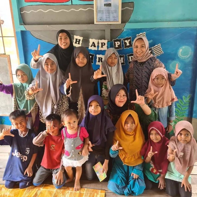 Badar bersama relawan Kampung Baca Tansal bersama anak-anak. Foto: Dok. Pribadi