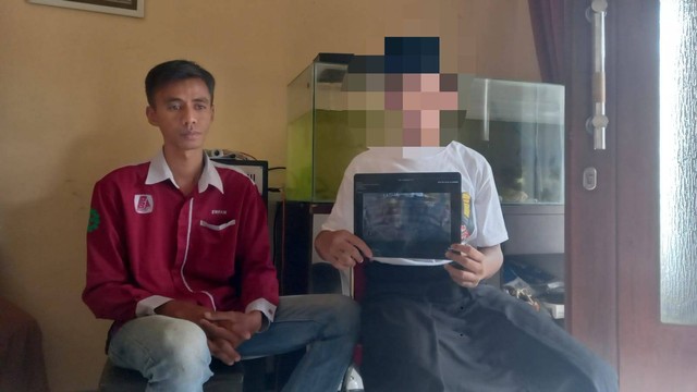 Erfan Effendi (kiri) bersama GP (kanan) yang memegang hasil X-ray kondisi giginya. Foto: Aisyah Nawangsari