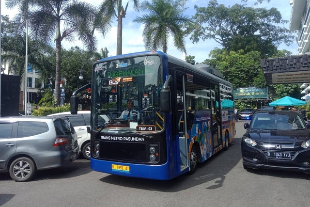 Penampakan bus listrik yang menjadi tambahan moda transportasi publik di Hotel Preanger, Sabtu (24/12/2022). Foto: Sinar Utami/kumparan