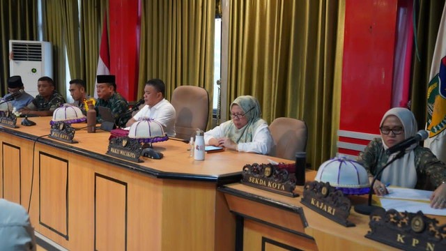 Wali Kota Palu Pimpin Rapat Koordinasi tentang Peningkatan Kesiapsiagaan Pemerintah Daerah (Pemda) pada Natal 2022 dan Tahun Baru 2023, di ruang rapat Bantaya Kantor Wali Kota Palu, Sabtu (24/12). Foto: Dok. Pemkot Palu