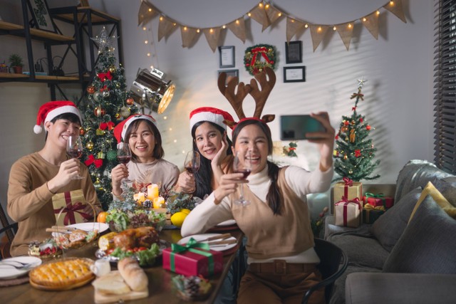 Ilustrasi foto saat makan bersama keluarga di hari Natal. Foto: JR-50/Shutterstock