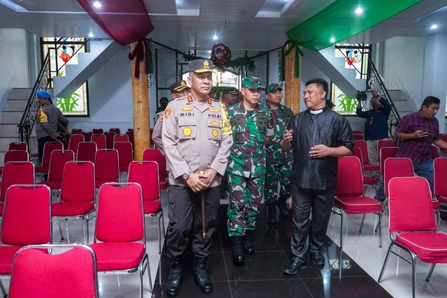 Kapolda dan Danrem saat kunjungi salah satu gereja di Kota Ternate. Foto: Istimewa