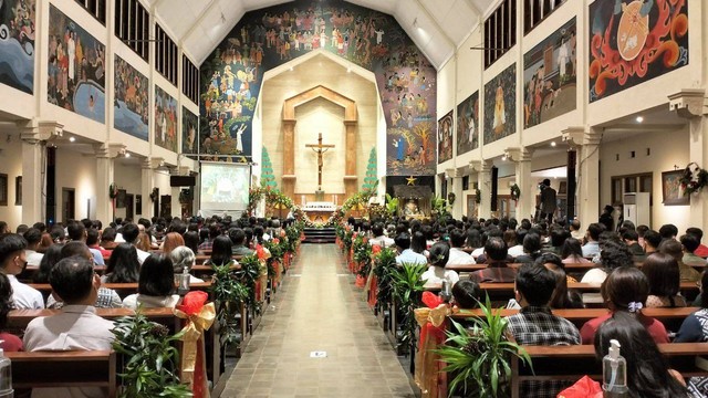 Suasana misa malam natal di Gereja Kota Baru Yogyakarta, Sabtu (24/12/2022). Foto: Maria Wulan/Tugu Jogja