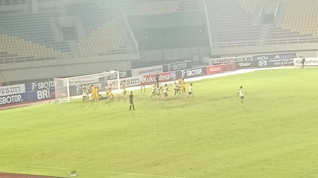 Persib Bandung berhasil membobol gawang Persikabo di menit terakhir pertandingan babak kedua dalam laga BRI Liga 1 2022/2023 pada Jumat (24/12/2022) malam di Stadion Manahan, Solo. FOTO: Agung Santoso