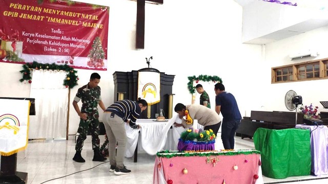 Sterilisasi gereja oleh personel TNI dan kepolisian di Majene, Sulawesi Barat. Foto: Dokumentasi Polres Majene