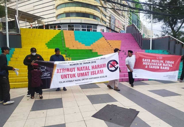 Aksi Pembentangan Spanduk Intoleran di Surabaya Dibubarkan Polisi