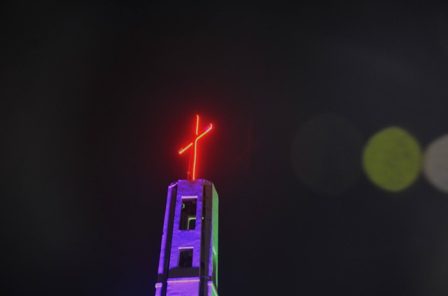 Menara Gereja yang menyala dengan lampu LED sebagai wajah baru Gereja Keluarga Kudus, Paroki Pasar Minggu. (Foto: Kumparan/ Argya D. Maheswara)