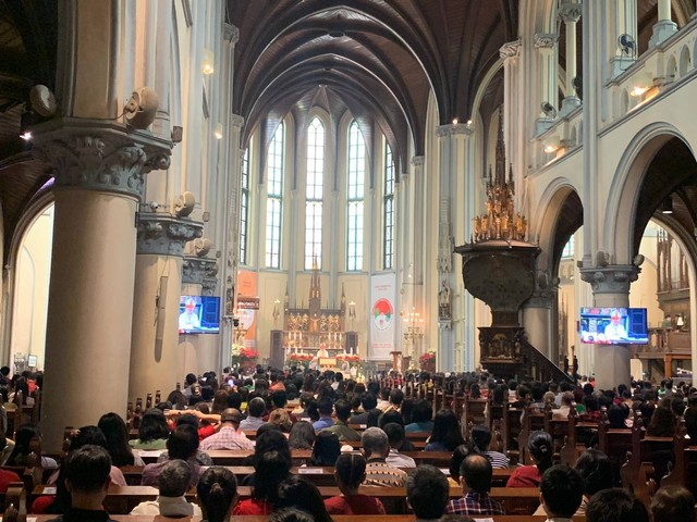 Suasana Misa Natal Pontifikal di Gereja Katedral, Jakarta, Minggu (25/12/2022). Foto: Luthfi Humam/kumparan