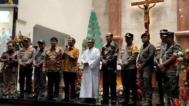 Menkopolhukam Mahfud MD saat meninjau Misa Malam Natal di Gereja Kotabaru Yogyakarta, Sabtu (24/12/2022) malam. Foto: erfanto/Tugu Jogja