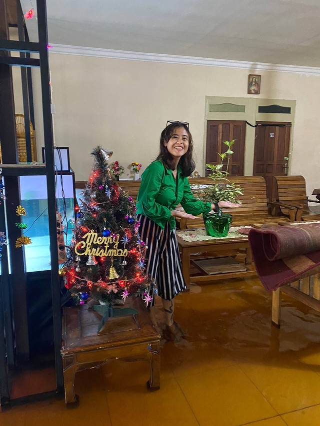 Nine berfoto di ruang tamunya yang terendam banjir. Foto: Foto: Dok Hi!Pontianak