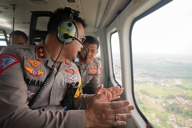 Korlantas Polri Irjen Pol Firman Shantyabudi melakukan pantauan udara, Sabtu (24/12/2022). Foto: Dok. Istimewa