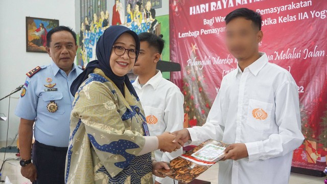 Kepala Divisi Pemasyarakatan Kemenkumham DIY menyerahkan SK Remisi kepada Narapidan Lapas Narkotika Yogyakarta. Foto : Humas Lapas Narkotika Yogyakarta