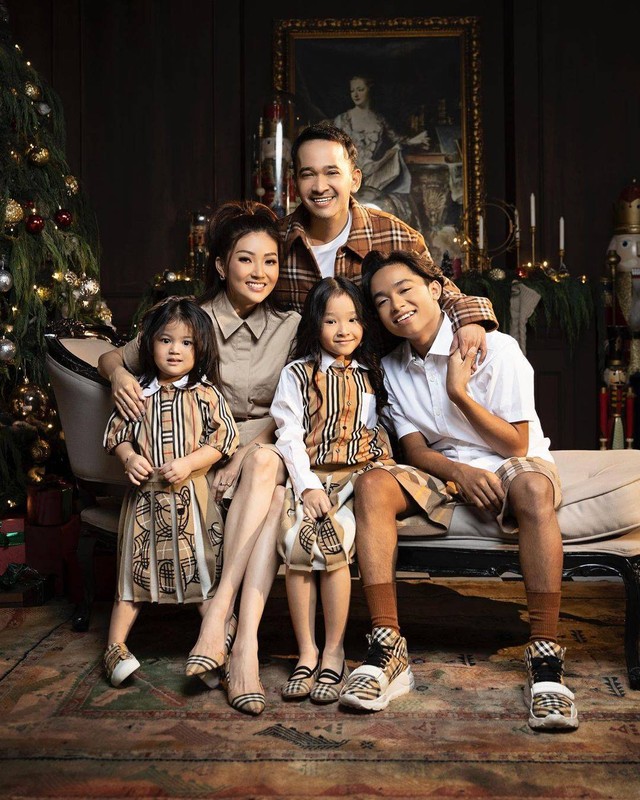 Ruben Onsu dan Sarwendah rayakan Natal bersama keluarga. Foto: Instagram/@ruben_onsu