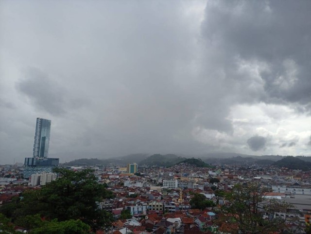 Dok suasana kota Bandar Lampung diselimuti awan mendung. | Foto : Galih Prihantoro/ Lampung Geh