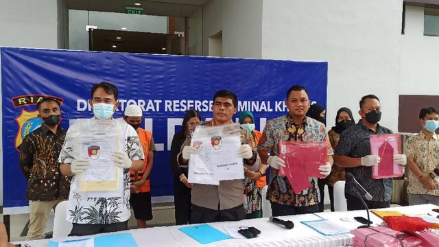 Kabid Humas Polda Riau, Kombes Sunarto didampingi, Direktur Reserse Kriminal Khusus Polda Riau, Kombes Ferry Irawan, mengungkap barang bukti dan tersangka kasus korupsi pekerjaan fiktif terkait pemeliharaan gedung DPRD Riau. (DEFRI CANDRA/SELASAR RIAU)