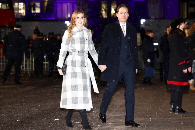 Putri Inggris Beatrice dari York dan suaminya Edoardo Mapelli Mozzi tiba untuk menghadiri "Together At Christmas Carol Service" di Westminster Abbey, di London, pada Kamis (15/12/2022). Foto: Henry Nicholls/POOL/AFP