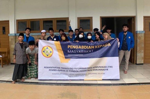 Kegiatan PKM Mahasiswa Prodi TI UNPAM di Pondok Pesantren Darunnasyr Tangerang Selatan. Sumber : Dokumen Pribadi