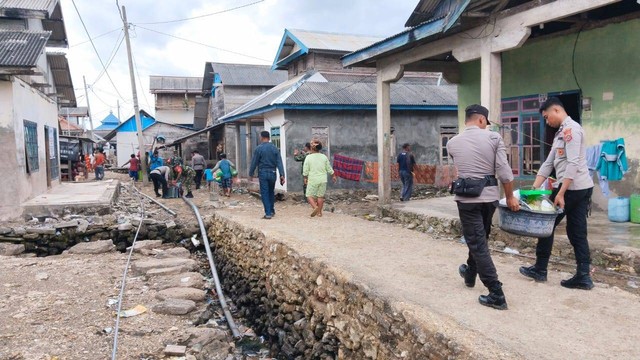 Polisi membantu warga yabg terdampak cuaca ekstrem di Desa Bahari Makmur. Foto: Istimewa
