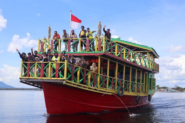 Rombongan wartawan dan Kepala BI Kalbar mengelilingi Danau Sentarum menggunakan kapal bandong. Foto: Yok Kita Tour