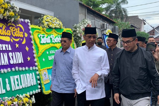 Pj Gubernur DKI Jakarta Heru Budi Hartono hadir melayat ke rumah duka Ridwan Saidi di Bintaro, Jakarta, Minggu (25/12/2022). Foto: Luthfi Humam/kumparan