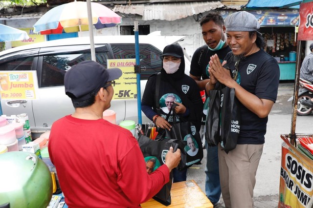 Kowarteg pendukung Ganjar membagikan sembako dan makanan siap saji di Kabupaten Sidoarjo, Jawa Timur. Foto: Dok. Istimewa