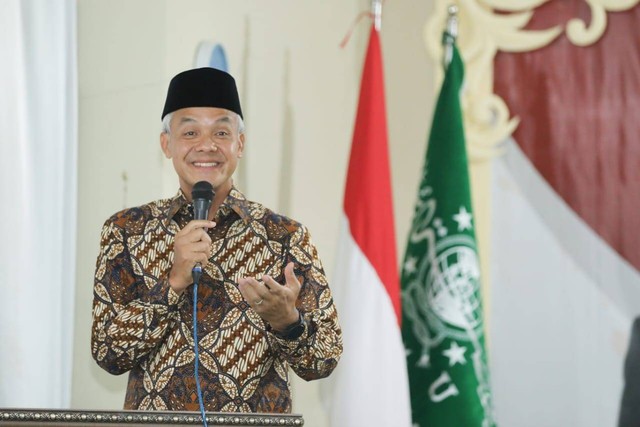 Gubernur Jawa Tengah, Ganjar Pranowo saat berpidato di Halaqah Kebangsaan di Pondok Pesantren Roudlotut Thullab Wonosari Prajegsari, Kabupaten Magelang, Jawa Tengah, Minggu (25/12/2022). Foto: Dok. Istimewa